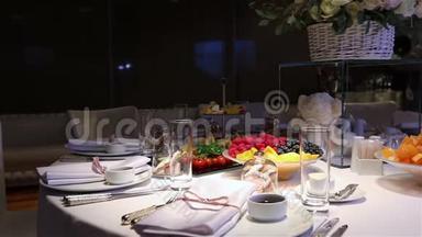 不同的新鲜水果在婚礼自助餐桌上。 水果和浆果婚礼桌装饰。 婚礼，新年